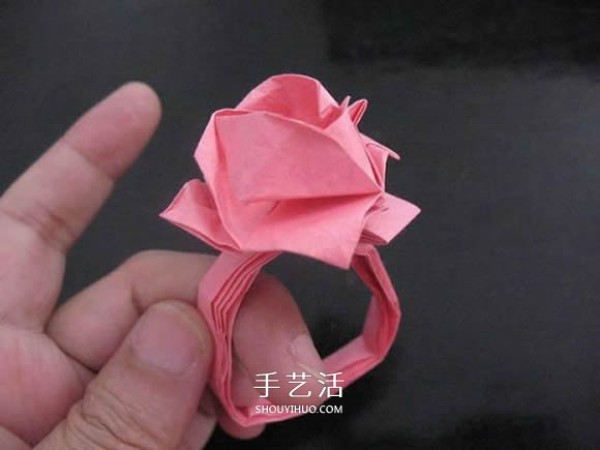 Giving a small gift to your first love! Illustration of how to fold an origami rose ring