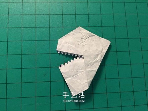 Illustrated tutorial on making origami dinosaur heads from chewing gum paper waste