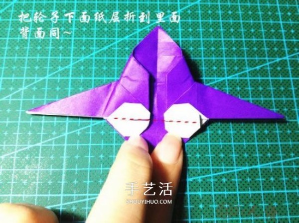 Illustration of how to fold a three-dimensional car, how to fold a hand-made origami car