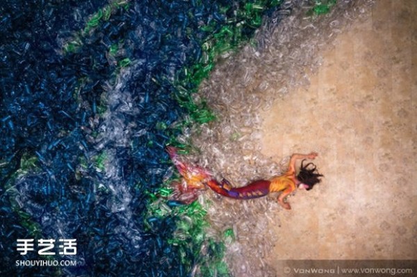 The ocean of ten thousand plastic bottles uses mermaids to interpret environmental issues