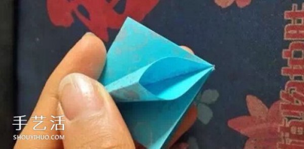 A piece of paper to fold a clover, the origami steps are very simple