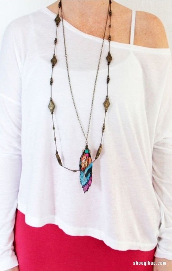 Handmade feather-shaped necklace pendant suitable for summer wear