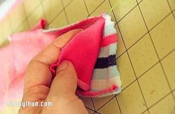 Use old socks to make dolls and DIY cute snake toys for children