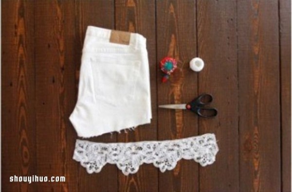 Old jeans are transformed into DIY cool and sexy lace shorts