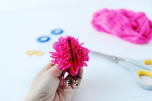 Make your own Valentines Day packaging and decoration! How to make DIY warm yarn balls