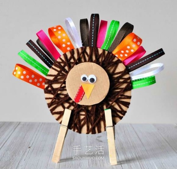 A simple tutorial on how to make a turkey from corrugated cardboard