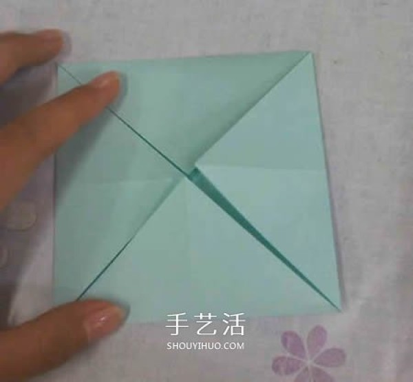 The folding method of the square packaging box with lid also includes the bow tie on the lid