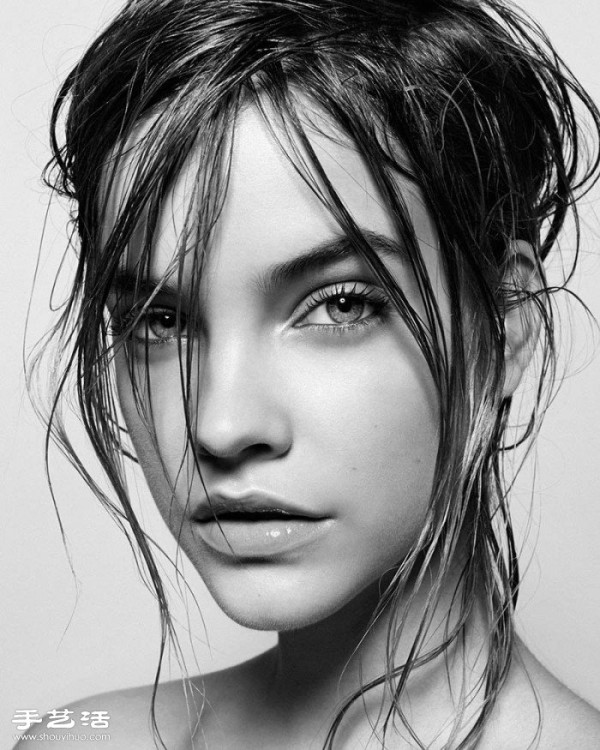 Wet hair can be sexy or smart, the wet hair trend is the most popular on the show in recent years