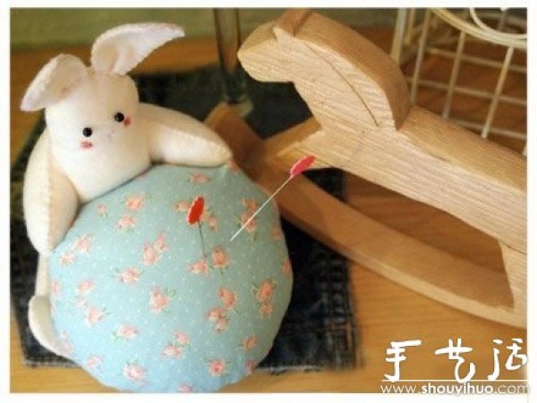 Tutorial on making a rabbit holding a ball with handmade fabrics