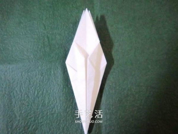 The origami process of the iron cannon lily illustrates the steps of folding the iron cannon lily by hand