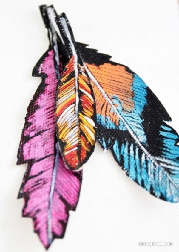 Handmade feather-shaped necklace pendant suitable for summer wear