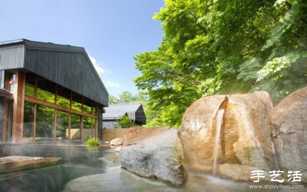 Japanese hotel decoration design integrated with natural landscape