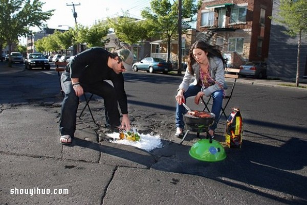 Potholes on the road have endless uses, and this appeal for environmental protection is very interesting