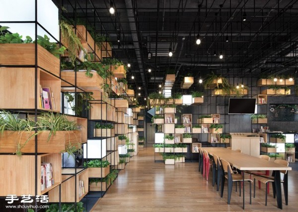 The smart design of Beijing Home Cafe with natural partitions of plants