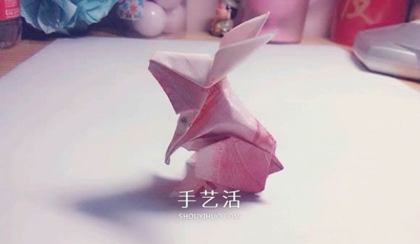 The detailed origami illustration process will teach you how to fold a three-dimensional rabbit