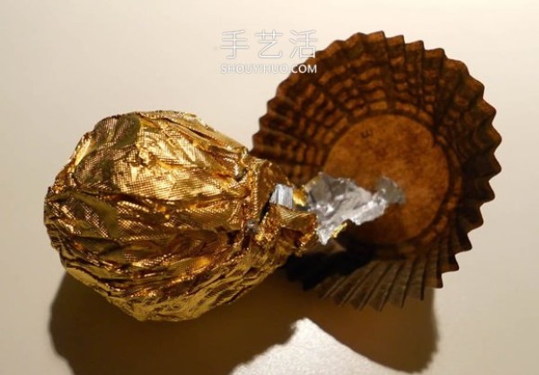 Tutorial on how to make hand-made golden roses from chocolate wrapping paper