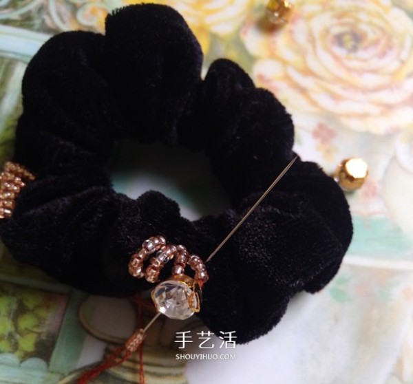 Tutorial on how to transform ordinary hair ties into DIY beautiful beaded hair ties