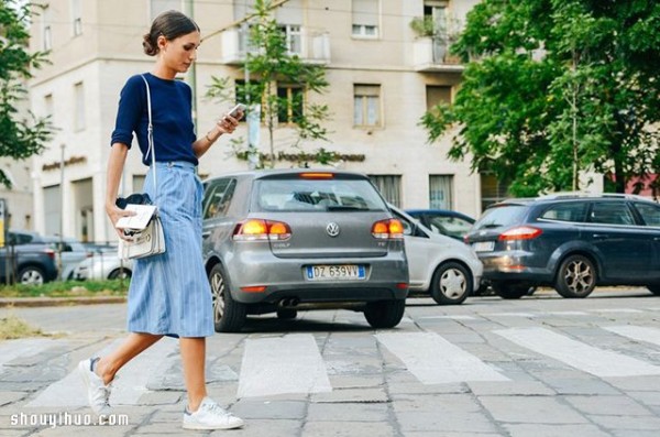 Look at the fashionable girls in white cloth shoes and they can wear them in any style with ease