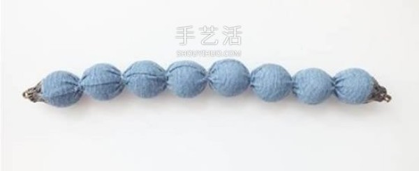 DIY method of bead-wrapped bracelet with illustrations of how to transform denim into an easy-matching bracelet