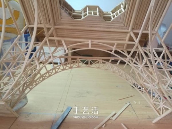 Detailed illustrated tutorial on hand-made Eiffel Tower model with bamboo sticks