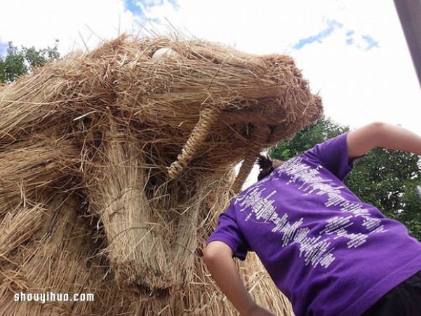 Japanese Rice Straw Art Festival uses useless straw to make large sculptures