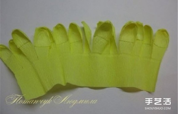 The folding method of crepe paper chrysanthemums and the tutorial on how to make yellow chrysanthemums