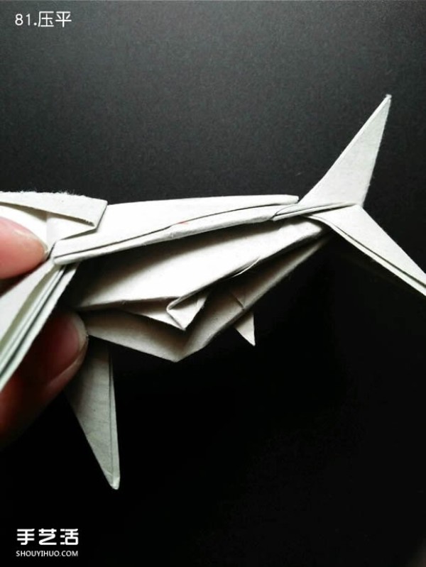 Super complex origami shark illustration, detailed steps for folding a three-dimensional shark