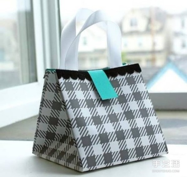 How to make a handbag gift bag and how to fold a handmade gift bag" border="0" width ="580" height="534" src="https://img.111diy.com/timthumb.php?src=/d/file/20220112/f545sd12upj.jpg" /></p>
<p align="center"><img alt="How to make handbag gift bags Illustration of folding method of handmade gift bags"  alt=