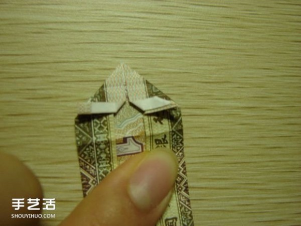 Paper money origami camera illustration and a detailed explanation of how to fold a dollar bill into a camera