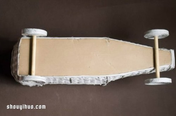 Use old newspapers and corrugated paper to weave to make a beautiful wedding car model