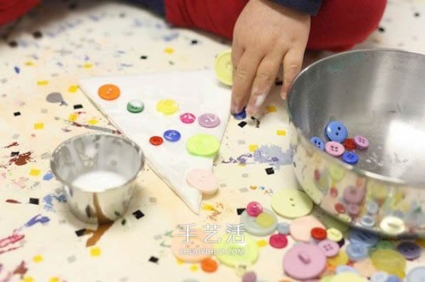 Use foam paper waste to make Christmas tree buttons and Christmas tree ornaments DIY