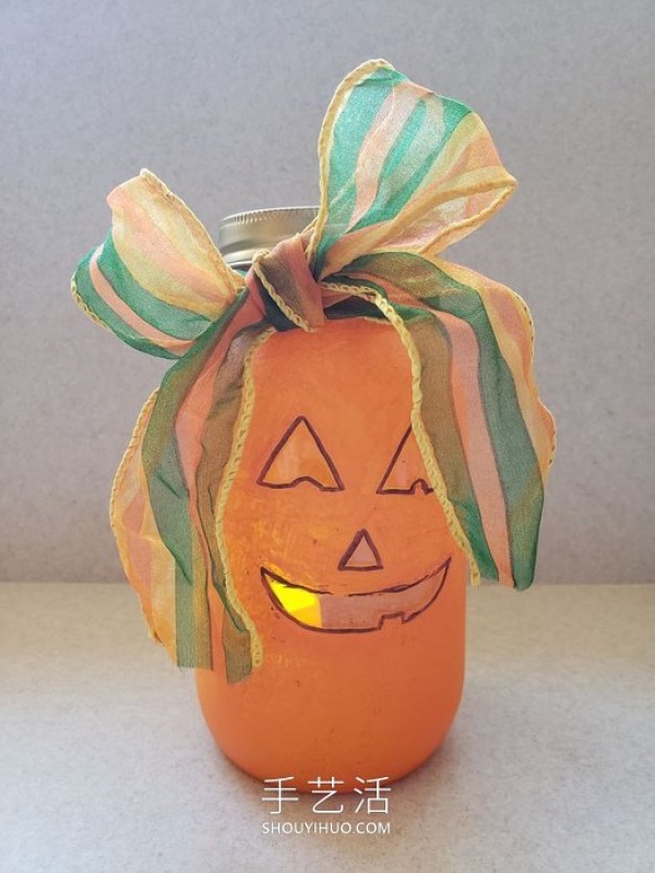 Tutorial on how to make pumpkin lanterns by using waste glass jars