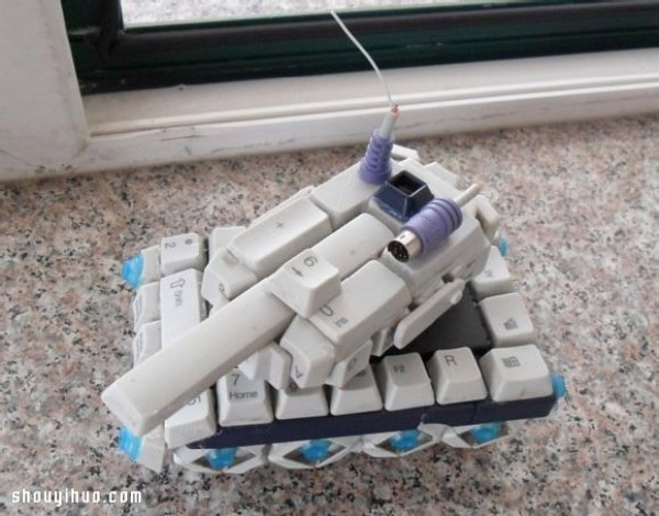 Illustrated tutorial on using discarded keyboard waste to DIY a tank model