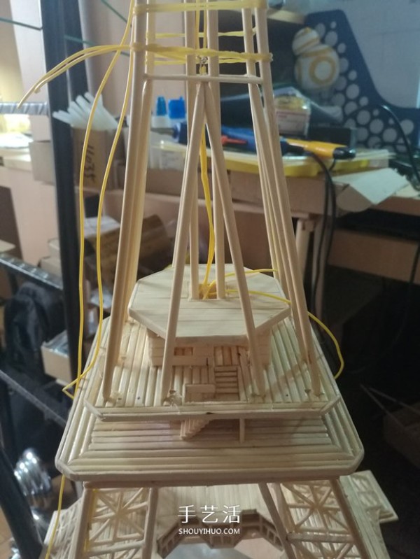 Detailed illustrated tutorial on hand-made Eiffel Tower model with bamboo sticks