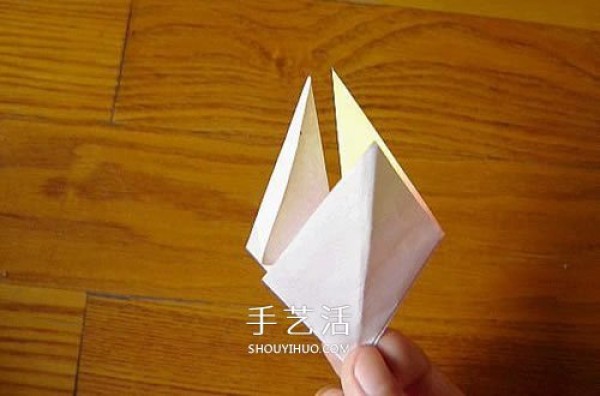 A piece of paper to fold a lily, a simple and beautiful lily origami