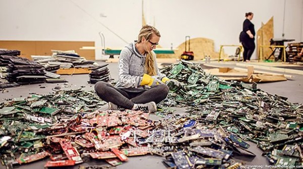 May be used in a lifetime! Nearly 2,000 kilograms of e-waste DIY art