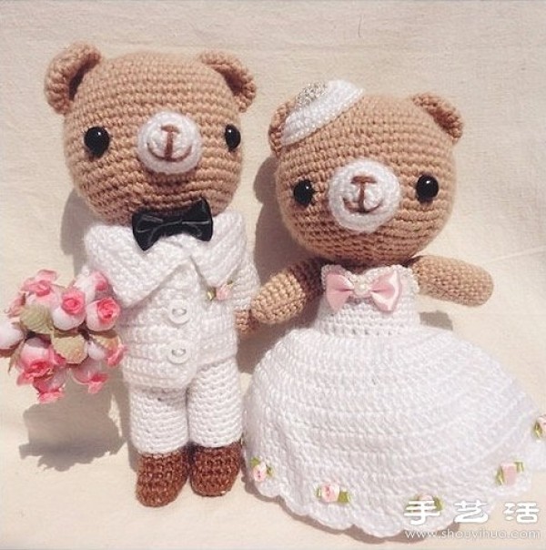 Hand-knitted cute bear doll wedding photos