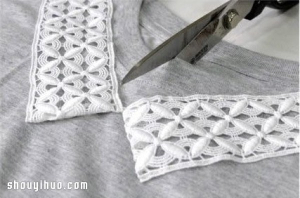 Old cotton T-shirts are handmade into DIY lace collar sleeveless shirts