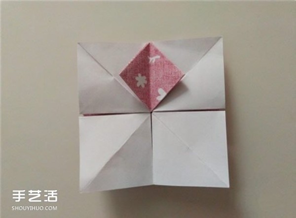 Illustration of the origami method of playing card diamonds and hearts