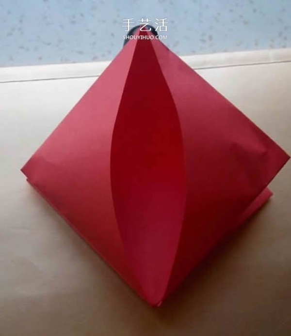 Childrens simple origami box tutorial: Illustration of the folding method of a tripod-shaped paper box