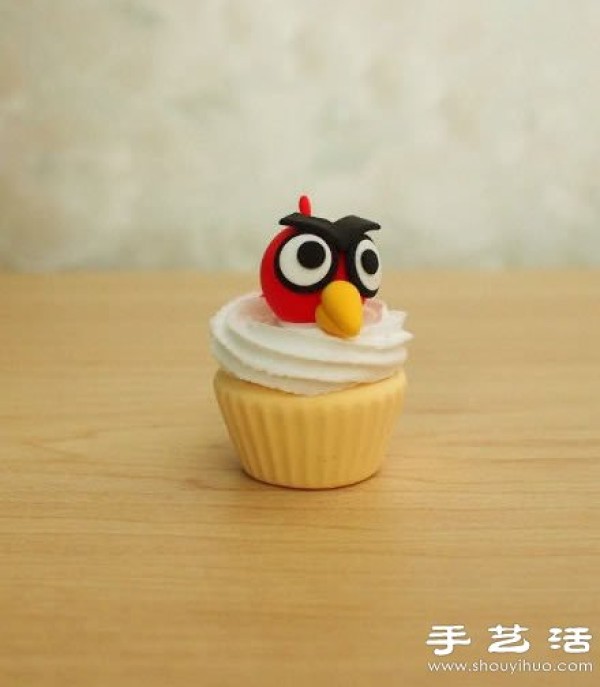 Polymer clay makes a super realistic "Angry Birds" cake