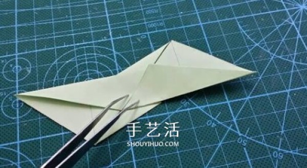 How to make an origami star flower ball, a diagram of how to fold a three-dimensional star that emits light