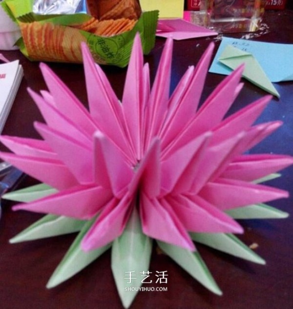 Super simple origami tutorial with step-by-step illustration of folding beautiful lotus flowers