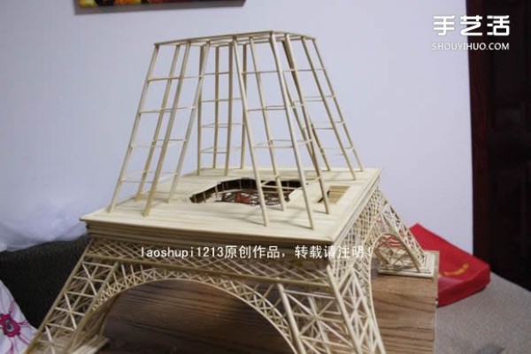 A detailed illustrated tutorial on making a model of the Eiffel Tower using chopsticks and bamboo skewers