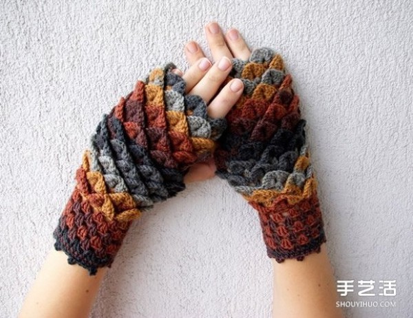 Hand-knitted dragon scale gloves with gradient wool keep you warm and refreshing in winter