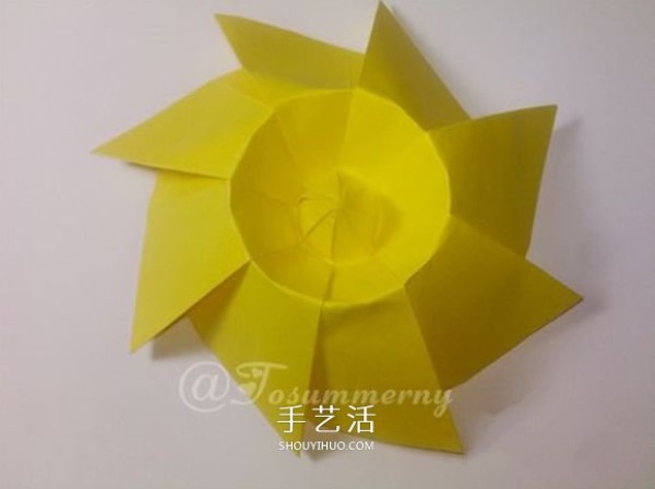 The warm sun in winter! Illustration of folding method of handmade origami three-dimensional sun