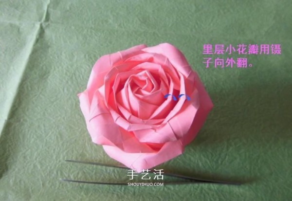 How to fold a wine glass rose and illustrate the process of handmade origami wine glass roses