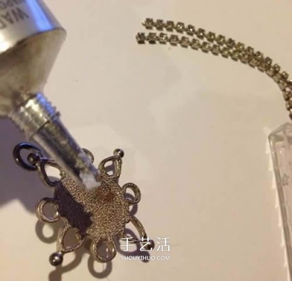 Tutorial on how to make a pendant and key necklace using discarded keys