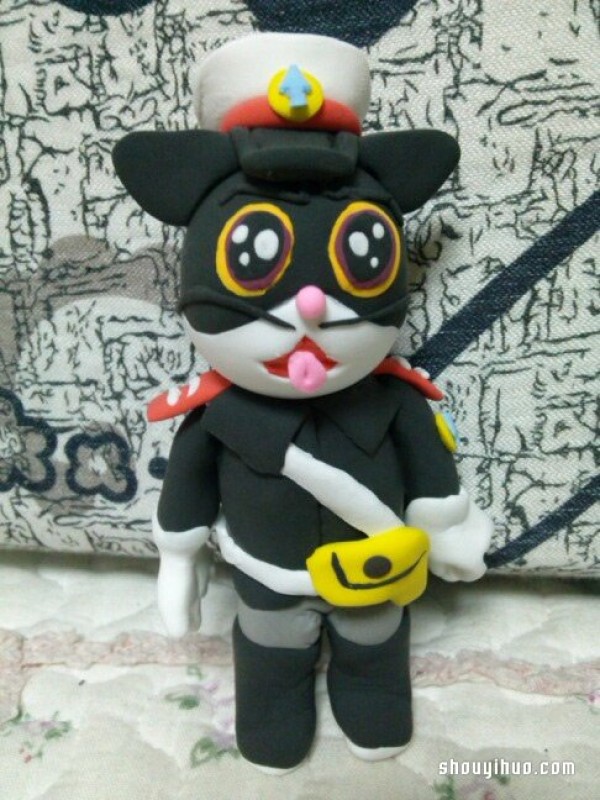 Hand-made black cat Sheriff takes the children to reminisce about their childhood