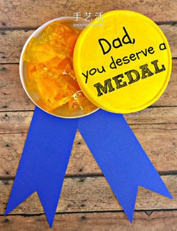 A medal for dad! Handmade tutorial for Fathers Day gifts